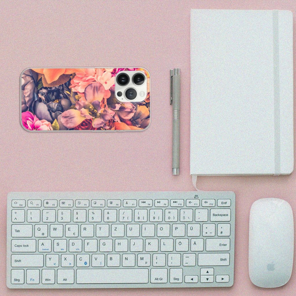iPhone 13 Pro Max TPU Case Bosje Bloemen op een bureau met toetsenbord en notitieboek.
