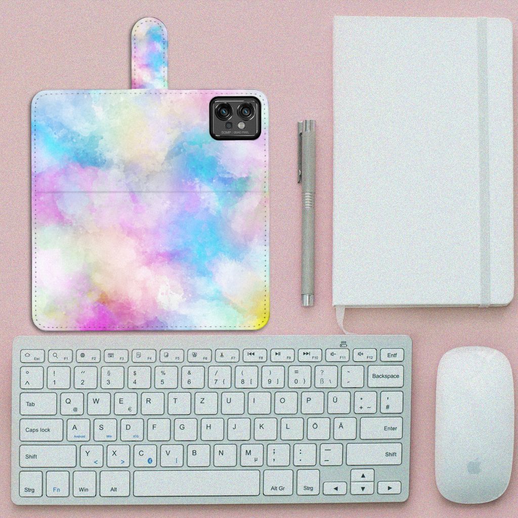 Hoesje Motorola Moto G32 Watercolor Light met pastelkleuren op een bureau met toetsenbord en notitieboek.