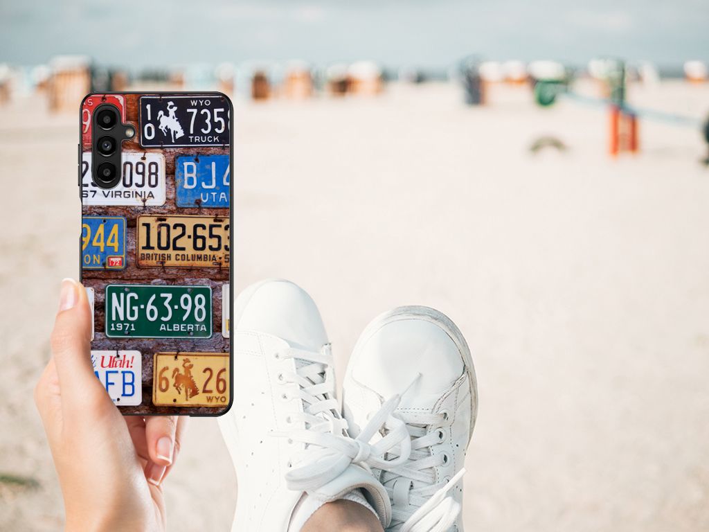 Samsung Galaxy A14 5G Silicone Back Case Kentekenplaten in hand met vintage kentekenplaten op strand achtergrond.