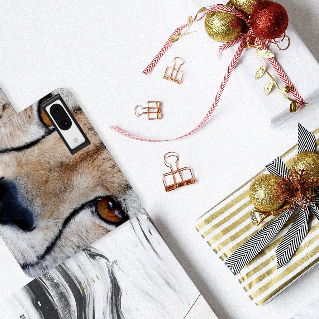 Google Pixel 8 Telefoonhoesje met Pasjes Cheetah op een bleke ondergrond met geschenken en kantoorspullen.