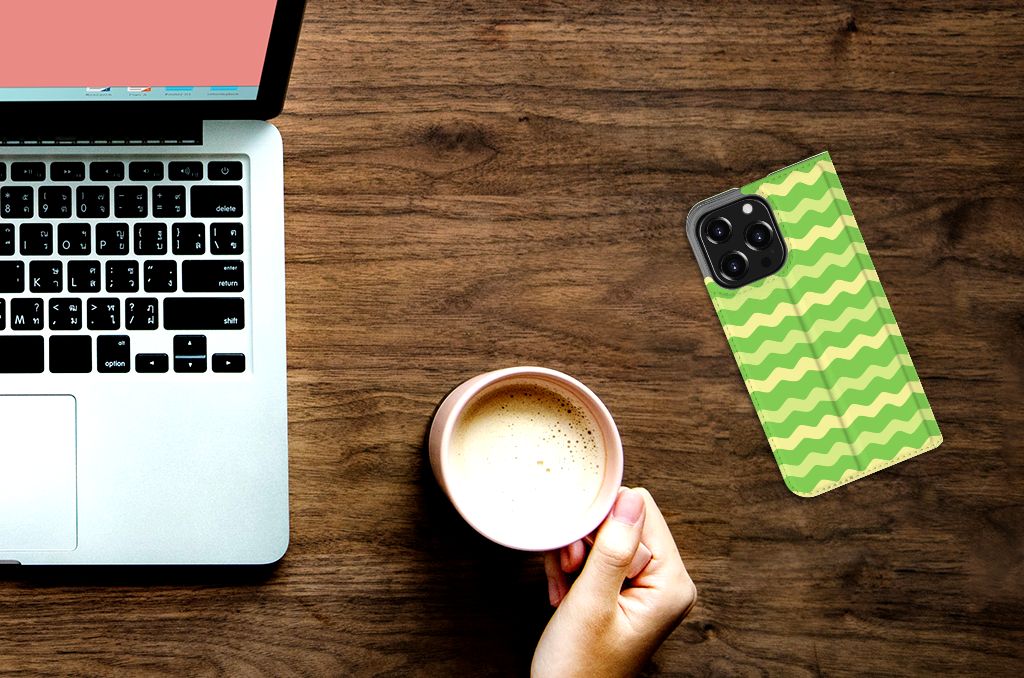 iPhone 13 Pro Hoesje met Magneet Waves Green - B2C Telecom
