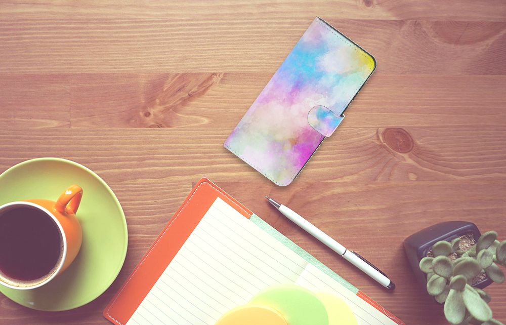 Hoesje Samsung Galaxy A55 Watercolor Light op een houten tafel met een kopje koffie en notitieboek.
