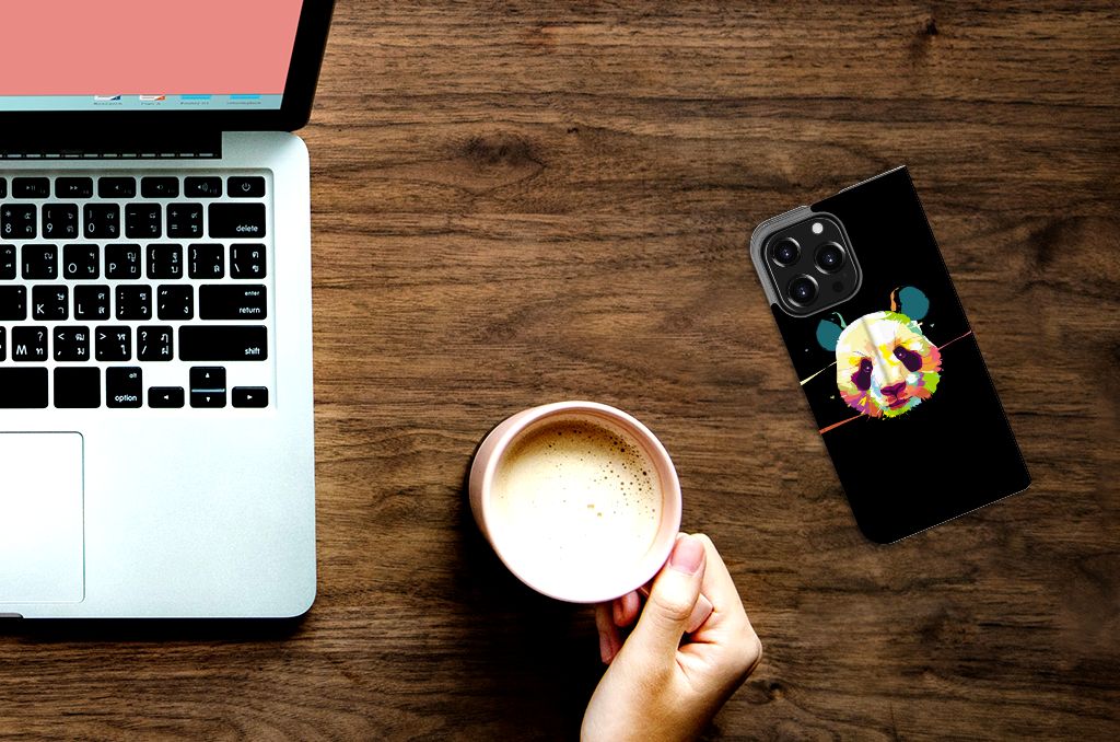 iPhone 13 Pro Magnet Case Panda Color op een bureau met laptop en een mok koffie ☕️.