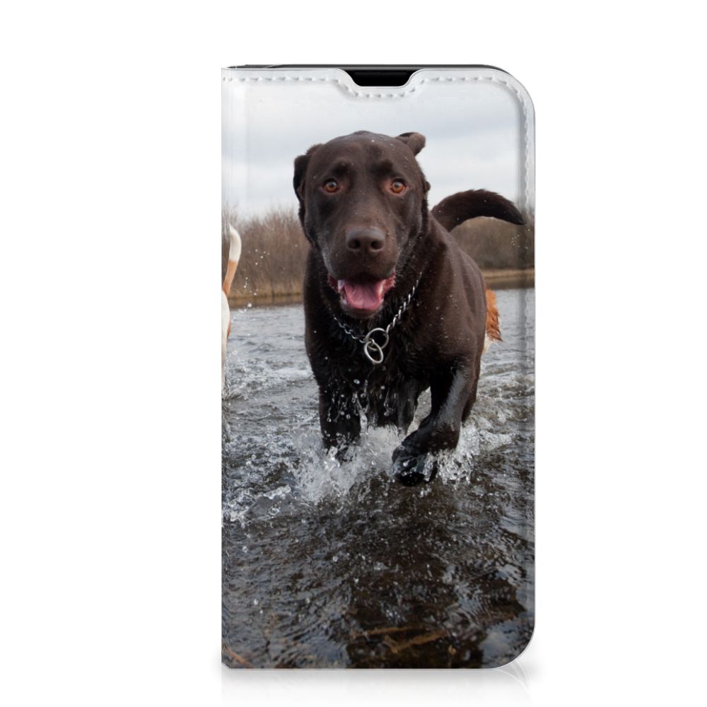 iPhone 13 Mini Hoesje maken Honden Labrador met een blije Labrador die door het water rent.