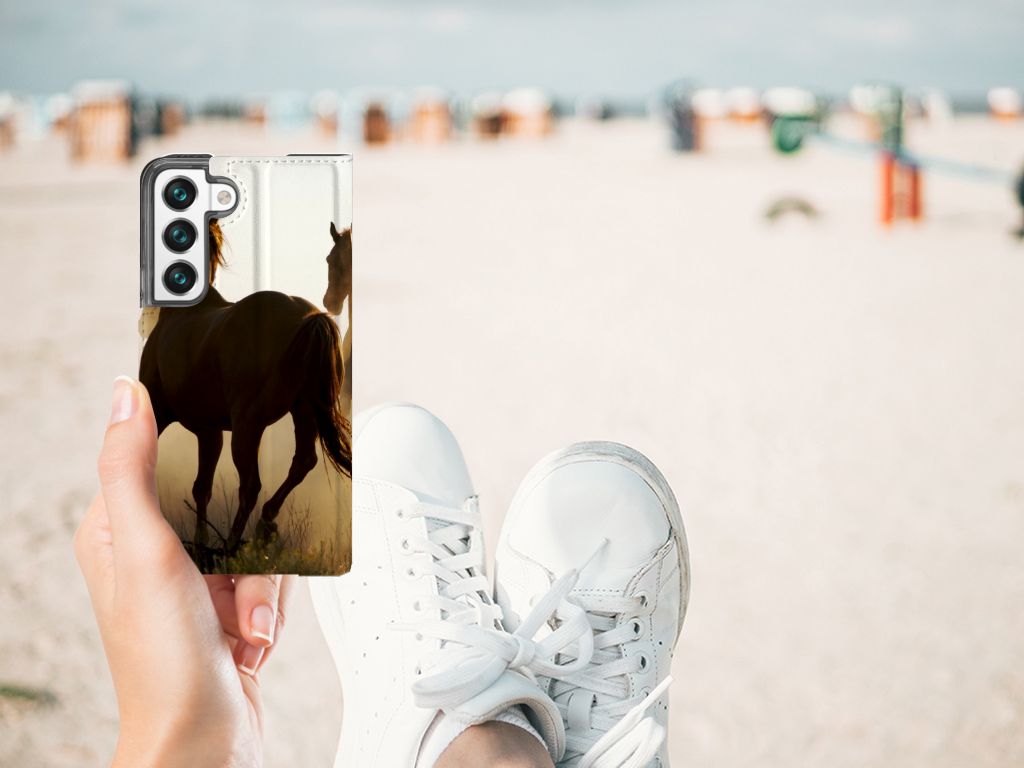 Samsung Galaxy S22 Hoesje maken Design Cowboy met paardenprint op een strand.