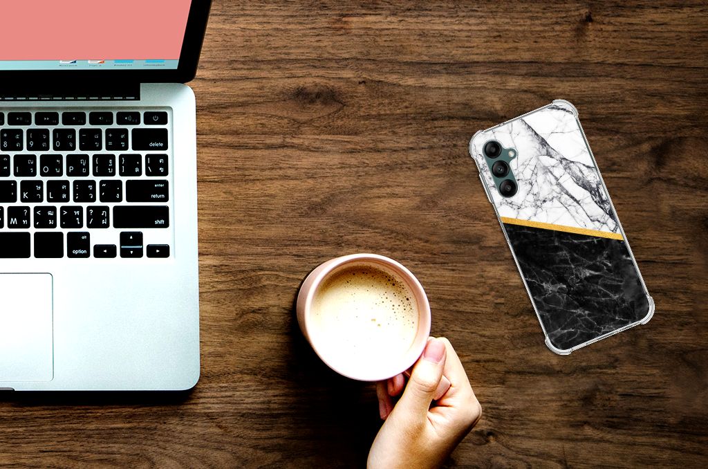 Samsung Galaxy A14 5G/4G Anti-Shock Hoesje Marmer Wit Zwart - Origineel Cadeau Man op bureau met laptop en koffie.