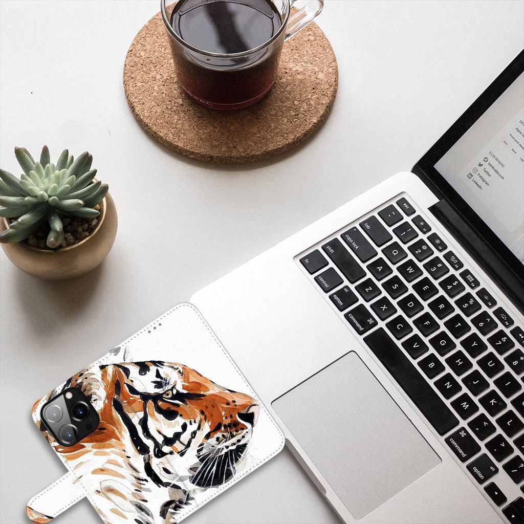 Hoesje iPhone 14 Pro Watercolor Tiger op bureau met laptop en planten