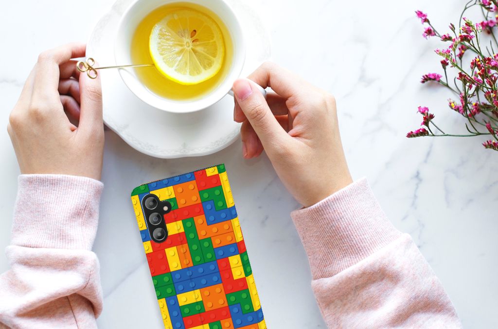 Samsung Galaxy A14 4G Hoesje met Magneet Blokken naast een kopje thee met citroen.