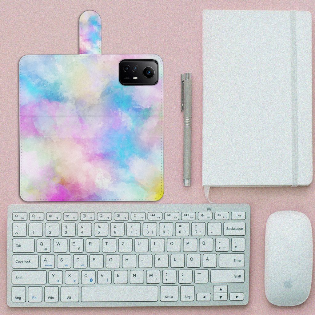 Hoesje Xiaomi Redmi Note 12S Watercolor Light met pastelkleuren en pasjeshouder op een bureau.