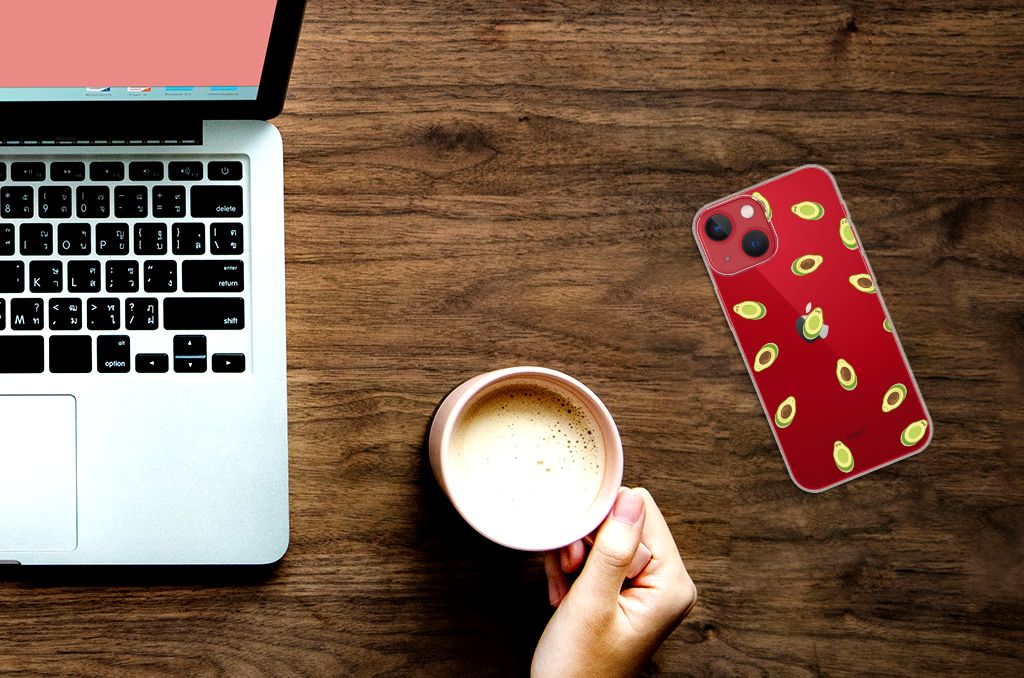 Apple iPhone 13 Siliconen Case Avocado met avocado design 🍏 op bureau met laptop en koffie.