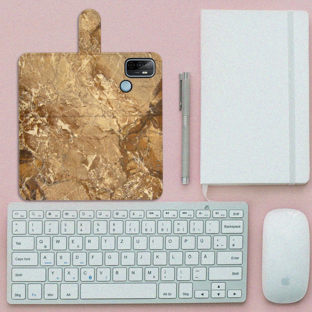 OPPO A53 | OPPO A53s Bookcase Marmer Creme naast een toetsenbord en muis op een roze achtergrond.