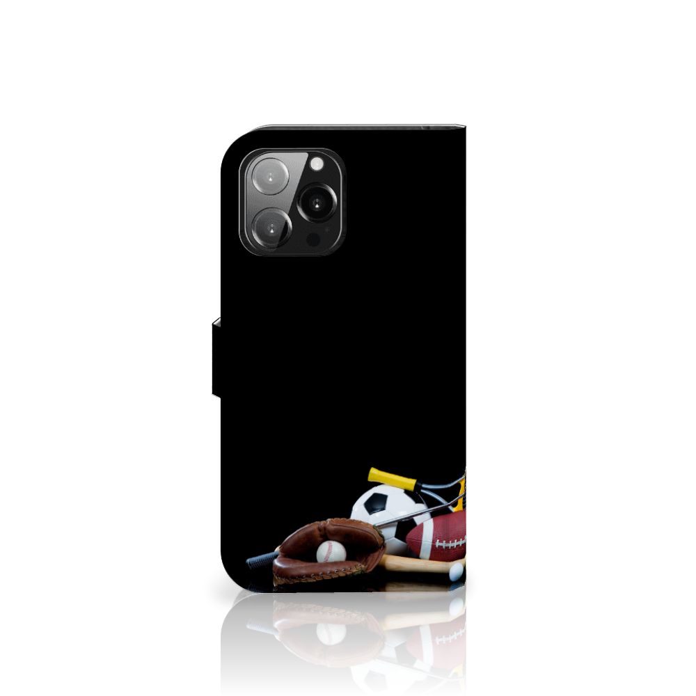 iPhone 13 Pro Max Wallet Case met Pasjes Sports met sportaccessoires zoals voetbal, tennis en basketbal.