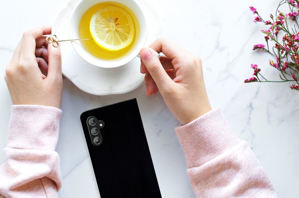 Samsung Galaxy A14 5G Hoesje maken Papegaai op tafel met een kopje thee met citroen.