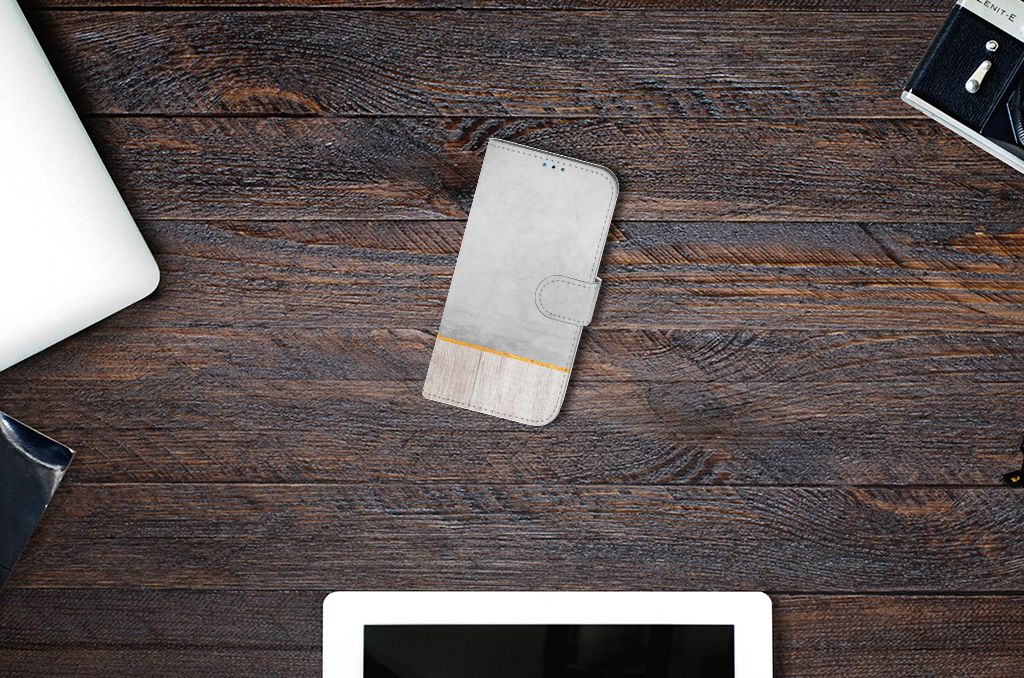 iPhone 14 Pro Book Style Case Wood Concrete op een houten tafel met een laptop en tablet eromheen.