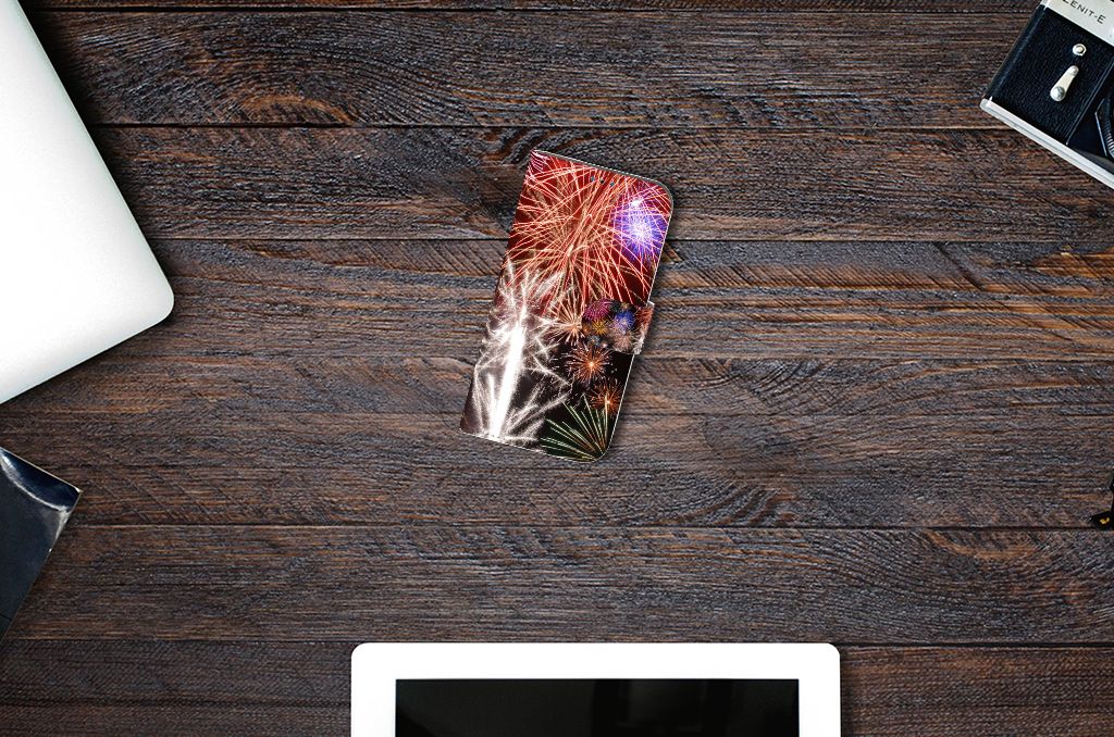 iPhone 14 Pro Wallet Case met Pasjes Vuurwerk op een houten tafel met een laptop en iPad ernaast.