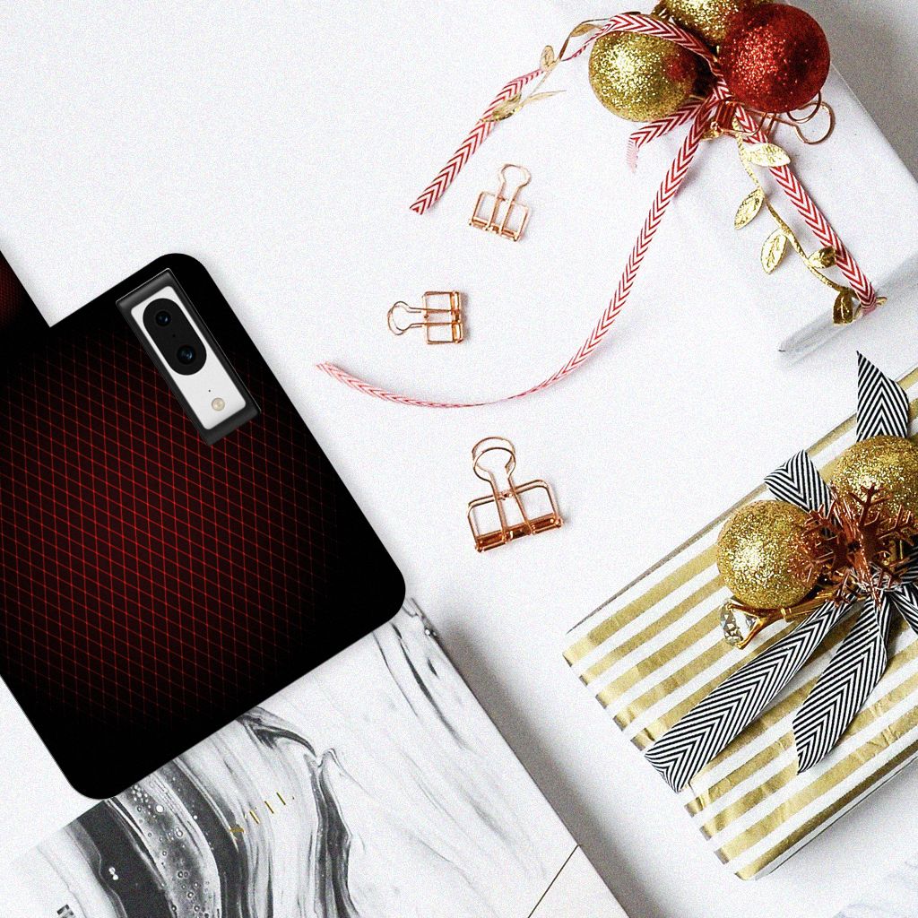 Google Pixel 8 Telefoon Hoesje Geruit Rood met stijlvolle cadeaus op een tafel.