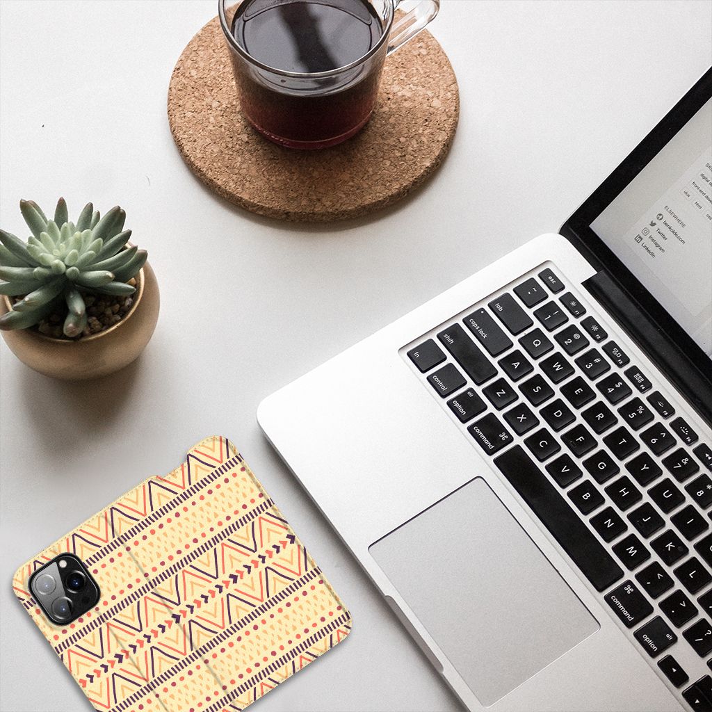 iPhone 14 Pro Hoesje met Magneet Aztec Yellow - B2C Telecom
