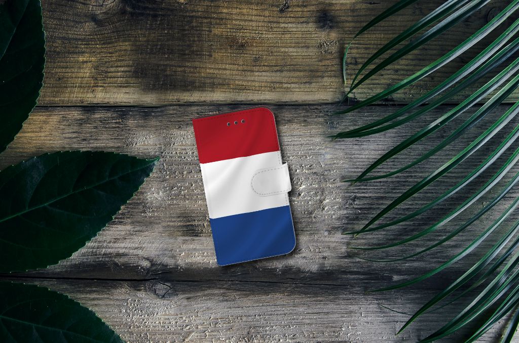 Samsung Galaxy Xcover 3 | Xcover 3 VE Bookstyle Case Nederlandse Vlag op een houten tafel met bladeren