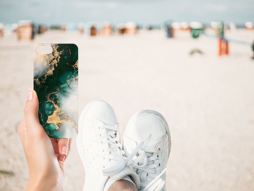 Marmeren Print Telefoonhoesje voor iPhone SE 2022 | SE 2020 | 7/8 Marmer Groen, gepresenteerd op een strand.