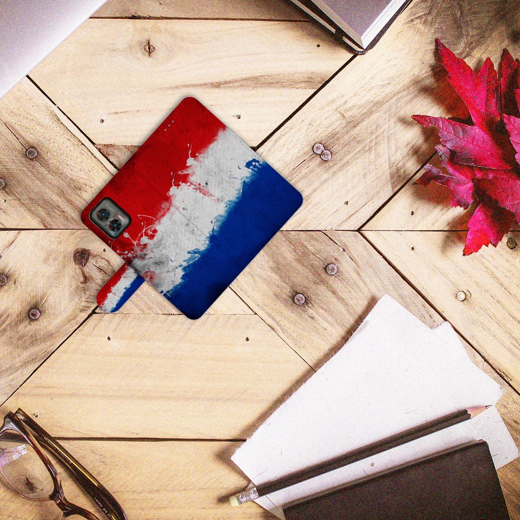 Motorola Edge 30 Neo Bookstyle Case Nederland met Nederlandse vlag op houten achtergrond.