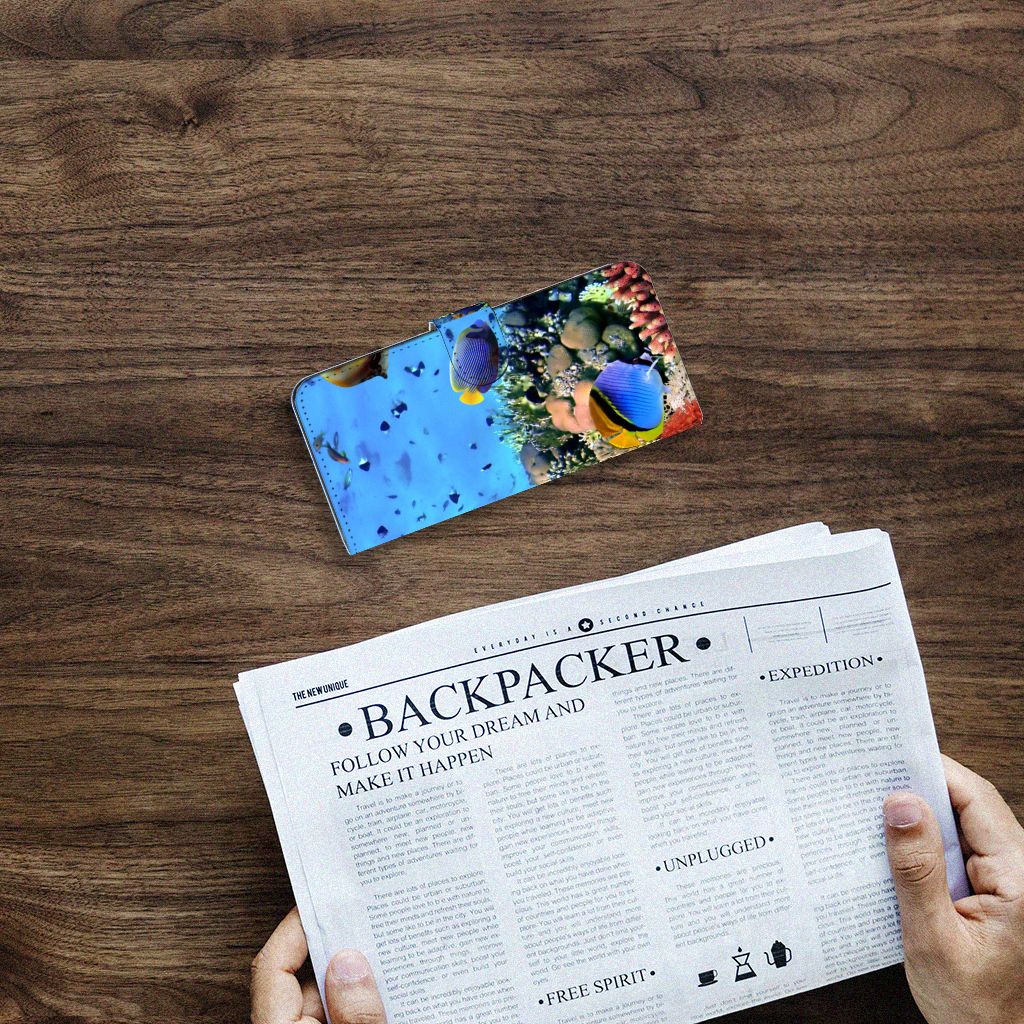 Samsung Galaxy A14 4G Telefoonhoesje met Pasjes Vissen op een houten tafel met een krant ernaast.