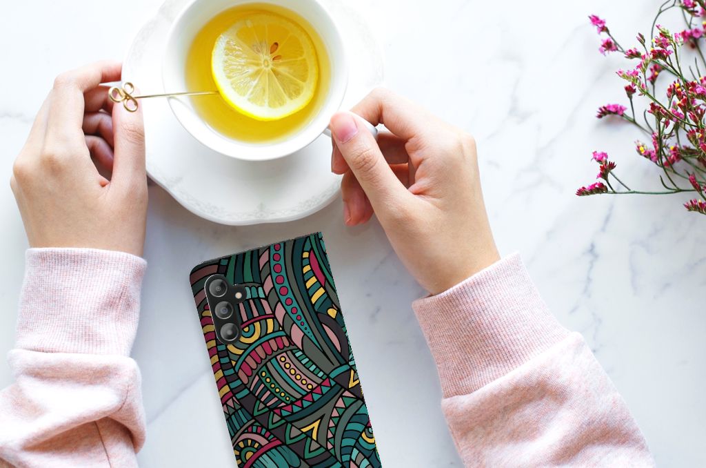 Samsung Galaxy A14 5G Hoesje met Magneet Aztec in gebruik met drankje