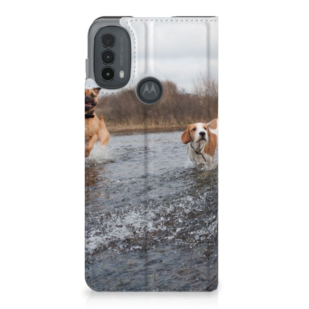 Motorola Moto E20 Hoesje maken Honden Labrador met blije honden die in water spelen.
