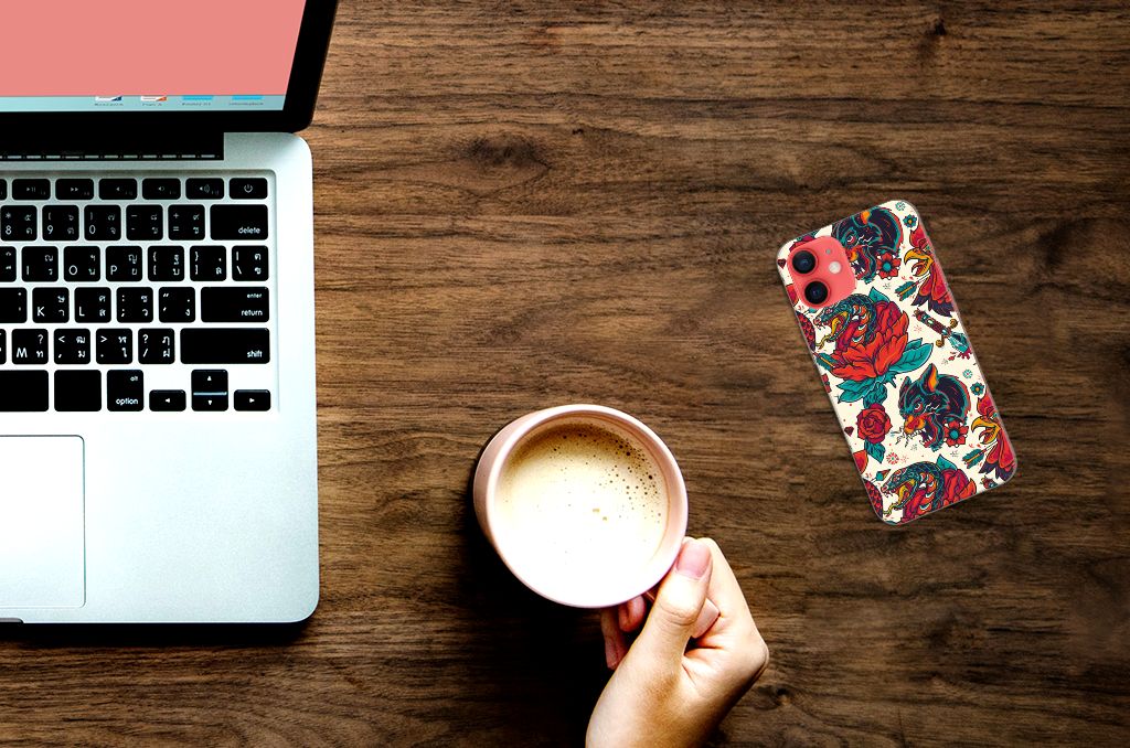 Siliconen Hoesje met foto voor iPhone 12 Mini Old Skool op bureau naast laptop en koffie.