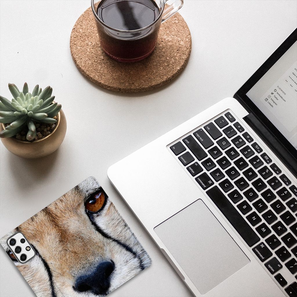Samsung Galaxy A53 Hoesje maken Cheetah op bureau met laptop en koffie.