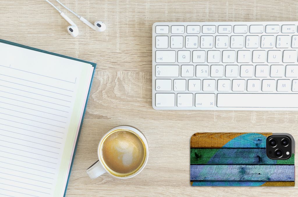 iPhone 13 Pro Max Book Wallet Case Wood Heart - Cadeau voor je Vriend met koffie en toetsenbord op bureau.