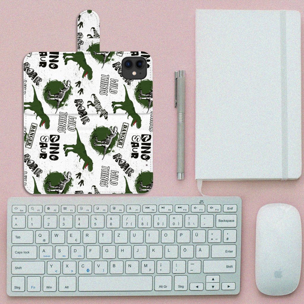 Telefoonhoesje met Pasjes voor Apple iPhone 11 Dinosaurus met dino's en teksten op een bureau.