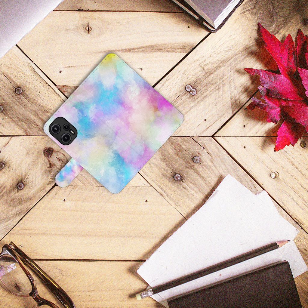 Hoesje Xiaomi Poco F5 Watercolor Light op een houten tafel met boeken en notities.