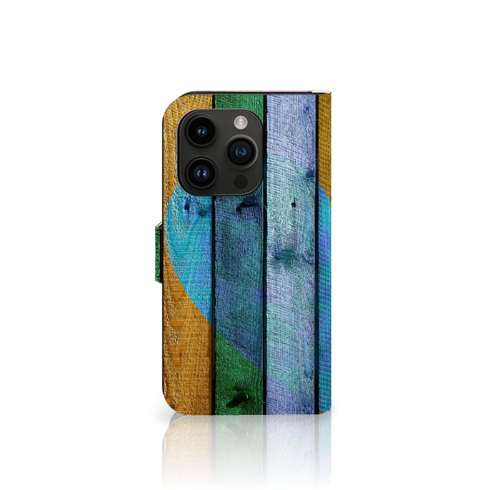 iPhone 15 Pro Book Style Case Wood Heart - Cadeau voor je Vriend met kleurrijke houten achtergrond