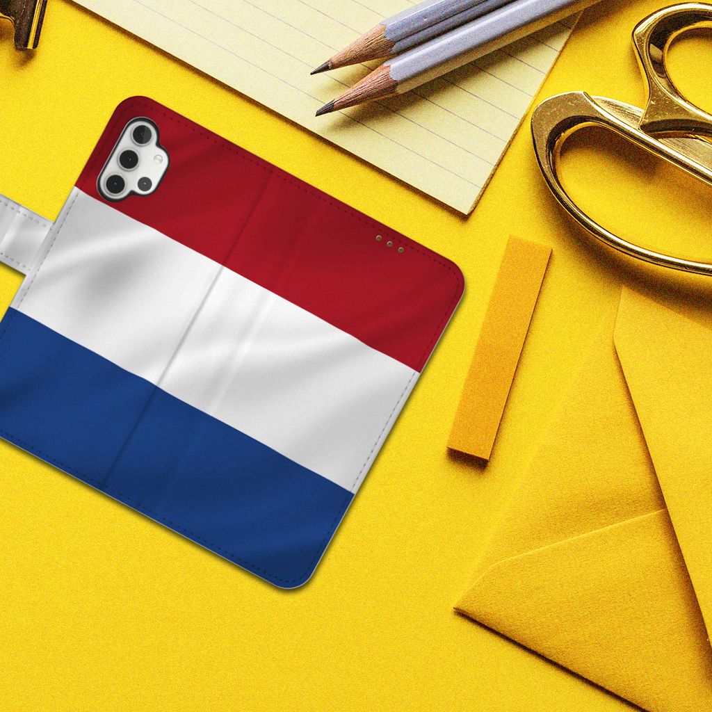 Samsung Galaxy A32 4G Bookstyle Case Nederlandse Vlag met artistiek ontwerp op bureau.