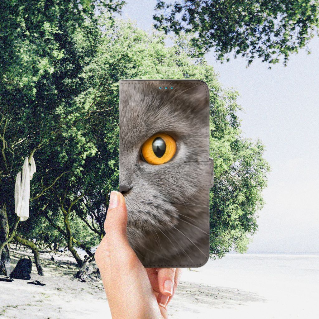 Telefoonhoesje met Pasjes Motorola Moto G51 5G Britse Korthaar in hand met kattenmotief op strand.