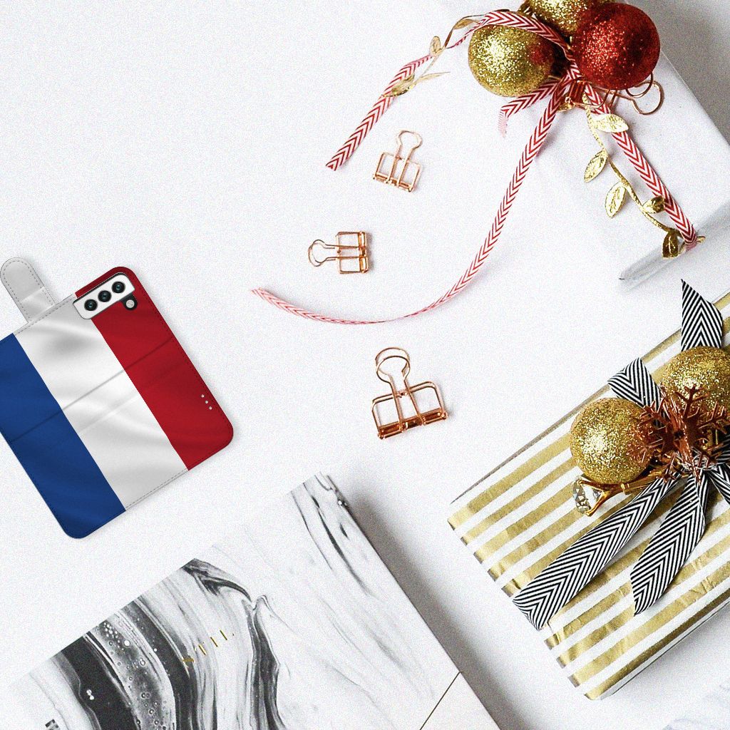 Samsung Galaxy S22 Bookstyle Case Nederlandse Vlag met Franse vlag op een tafel met geschenken.