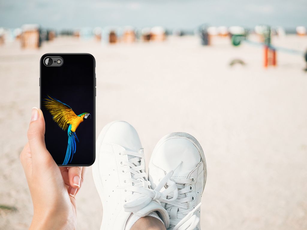 iPhone SE 2022 | SE 2020 | 7/8 Dierenprint Telefoonhoesje Papegaai in hand op strand met sneakers.