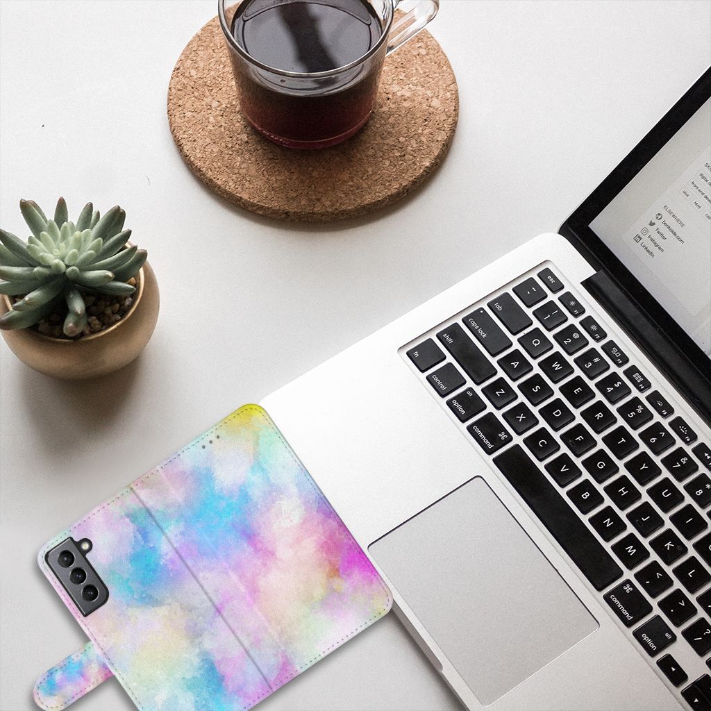 Hoesje Samsung Galaxy S21 FE Watercolor Light naast laptop en mok koffie op bureau.