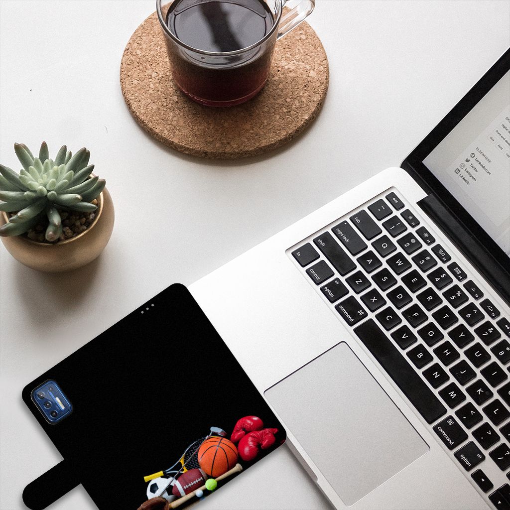 Motorola Moto G9 Plus Wallet Case met Pasjes Sports met sportuitrusting op bureau naast laptop en koffie