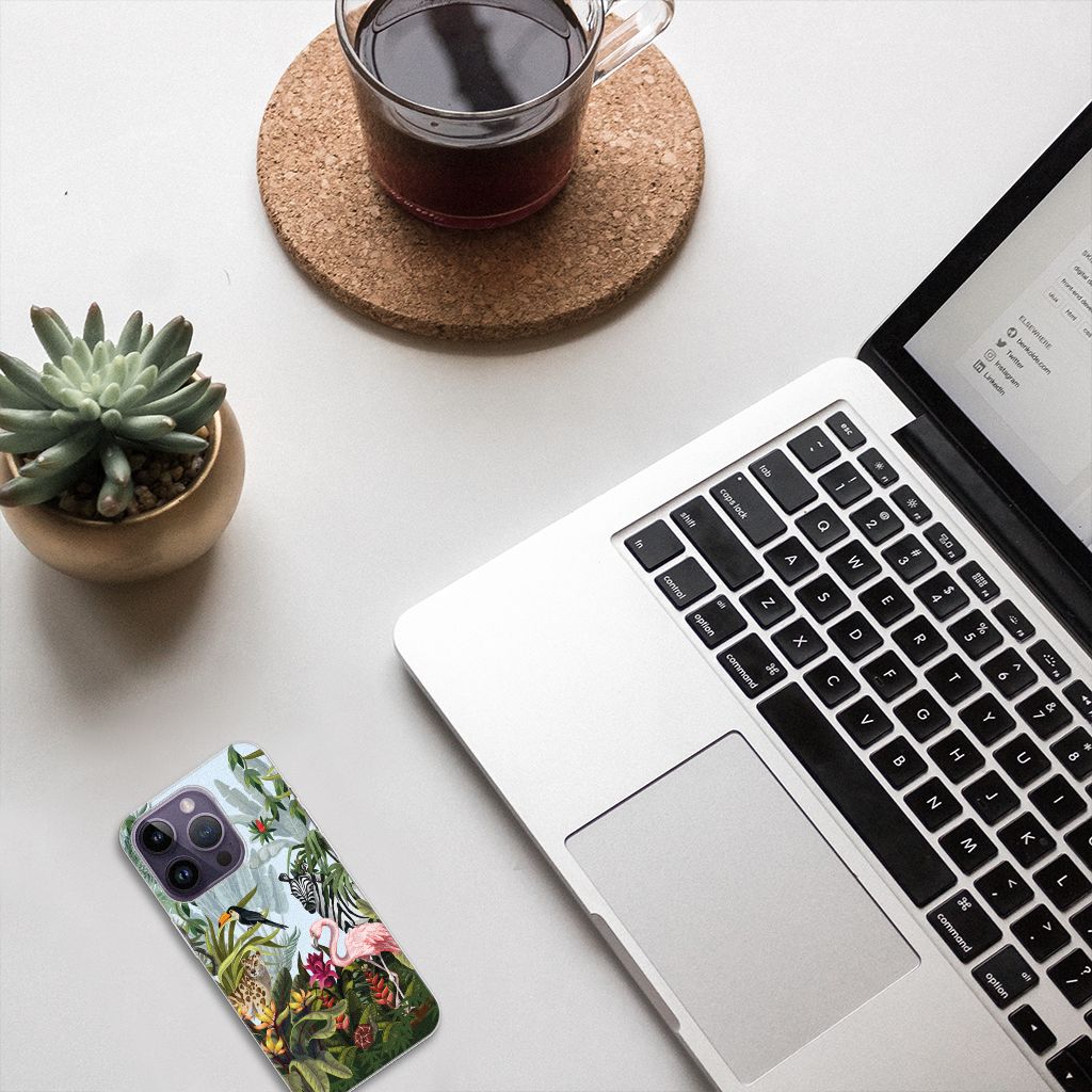 TPU Hoesje voor Apple iPhone 14 Pro Jungle met tropisch design op bureau, naast een laptop en planten 🌿.