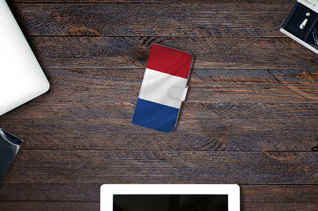 Apple iPhone 13 Bookstyle Case Nederlandse Vlag op een houten tafel tussen apparaten