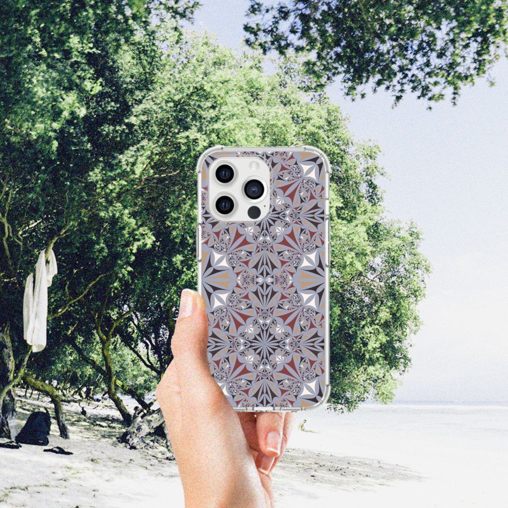 iPhone 13 Pro Max Anti-Shock Hoesje Flower Tiles met kleurrijk design in hand op strand achtergrond.