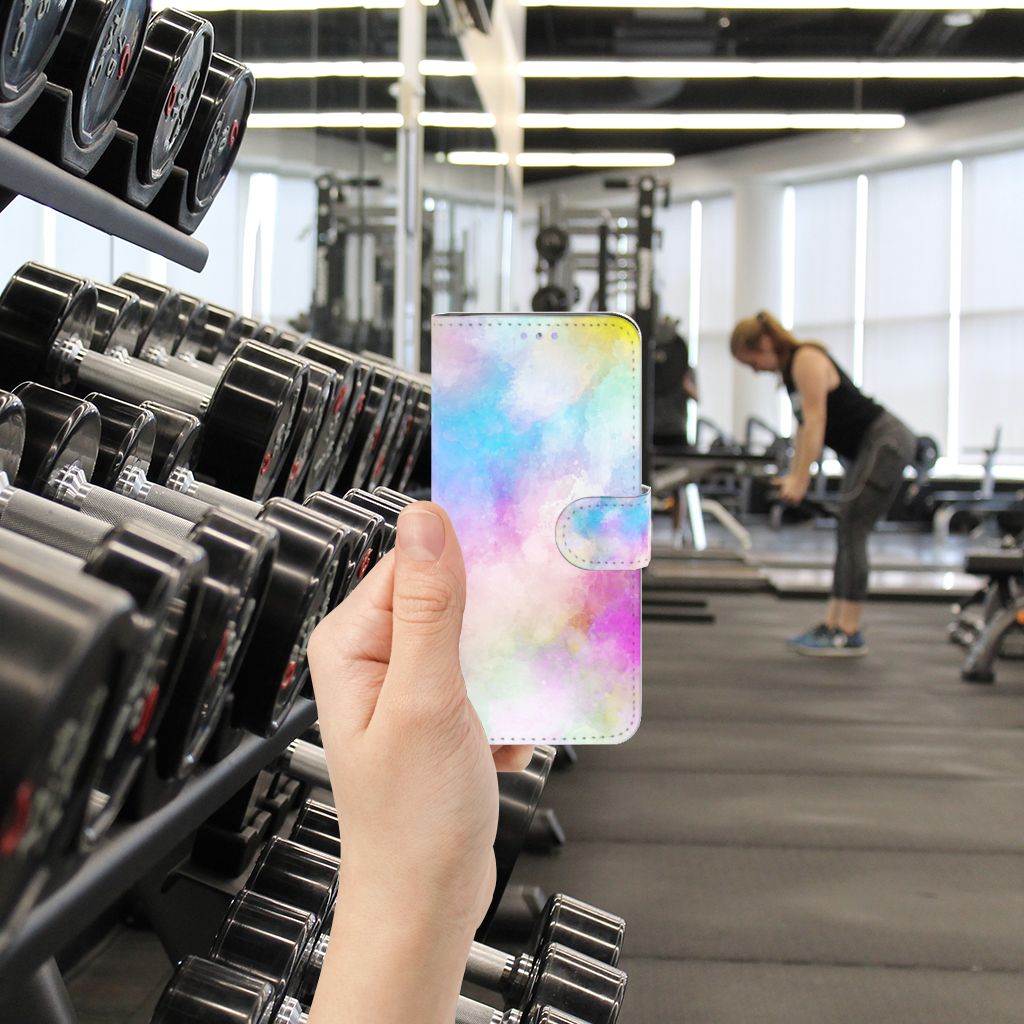 Hoesje Samsung Galaxy S20 Watercolor Light in hand at a gym with dumbbells in the background.