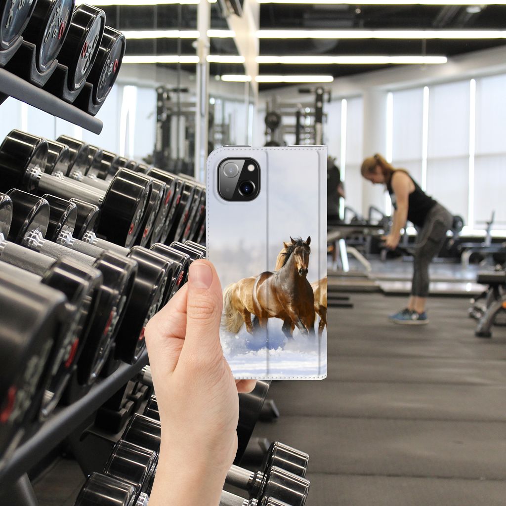 Apple iPhone 14 Plus Hoesje maken Paarden in een sportschool met halters op de achtergrond.