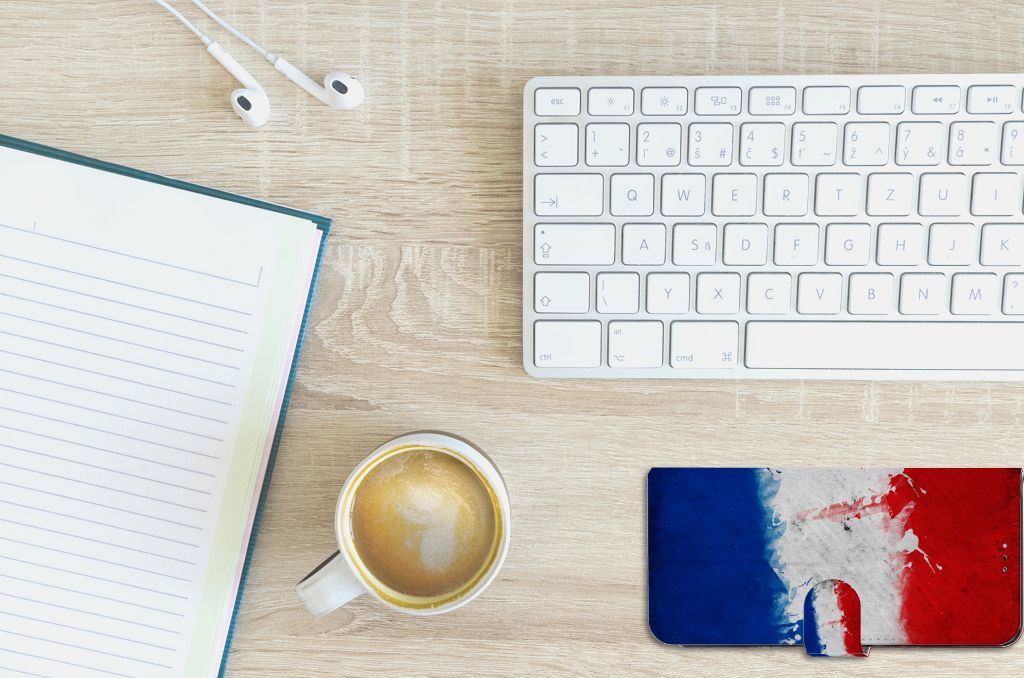 OPPO A77 5G | A57 5G Bookstyle Case Nederland met Nederlandse vlag op bureau naast koffie en notitieboek.