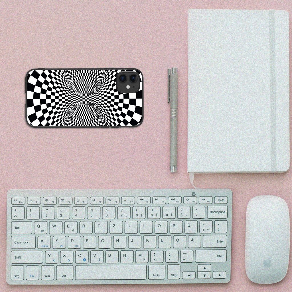 iPhone 11 Backcover Illusie met een zwart-wit abstract design op een bureau met toetsenbord en notebook.