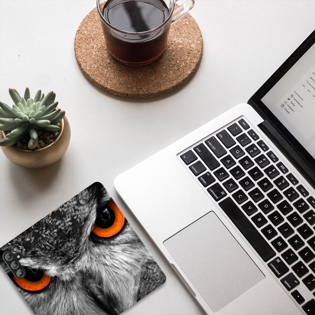 Samsung Galaxy A14 5G Hoesje maken Uil met afbeelding van een uil en een laptop op een bureau