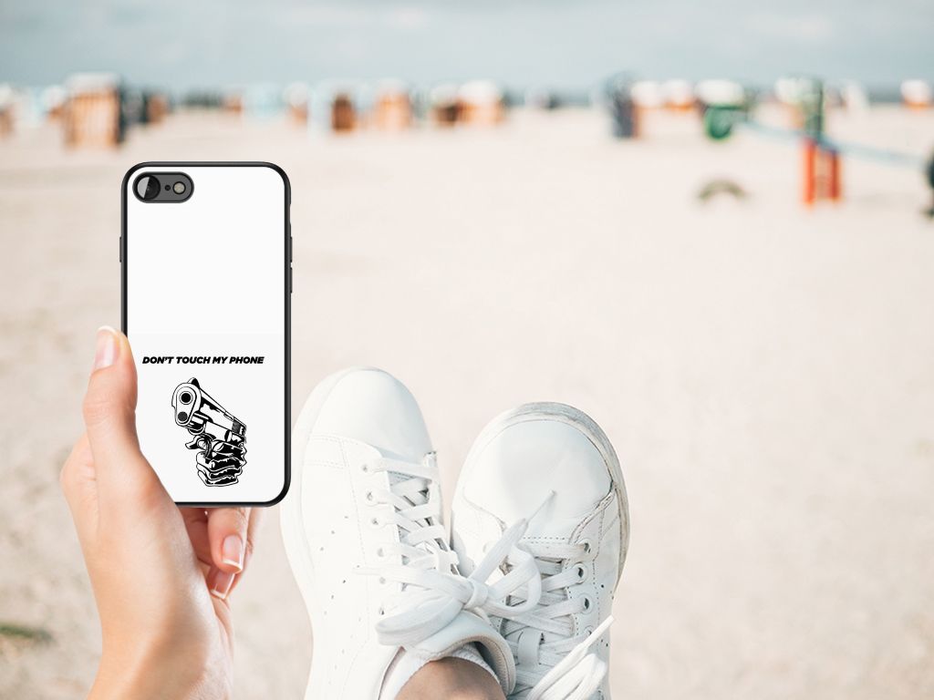 iPhone SE 2022 | SE 2020 | 7/8 Telefoon Hoesje Gun Don't Touch My Phone op een strand met sneakers