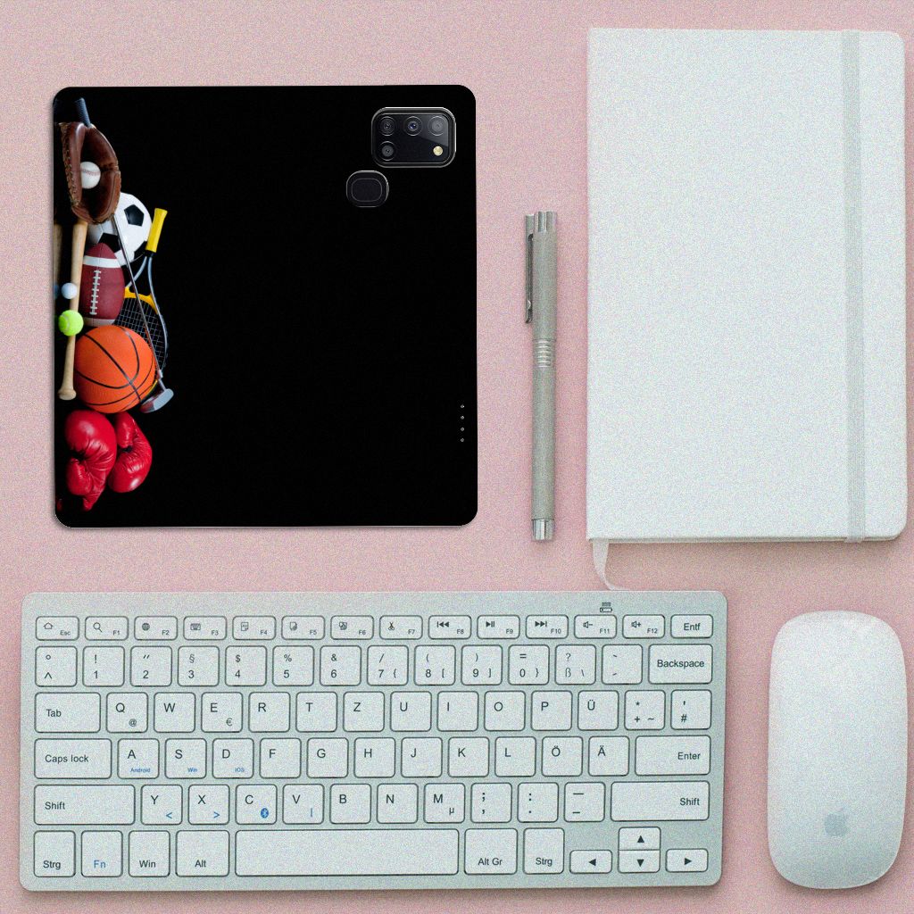 Samsung Galaxy A21s Hippe Standcase Sports met sportafbeeldingen op een bureau met toetsenbord en notitieboek.