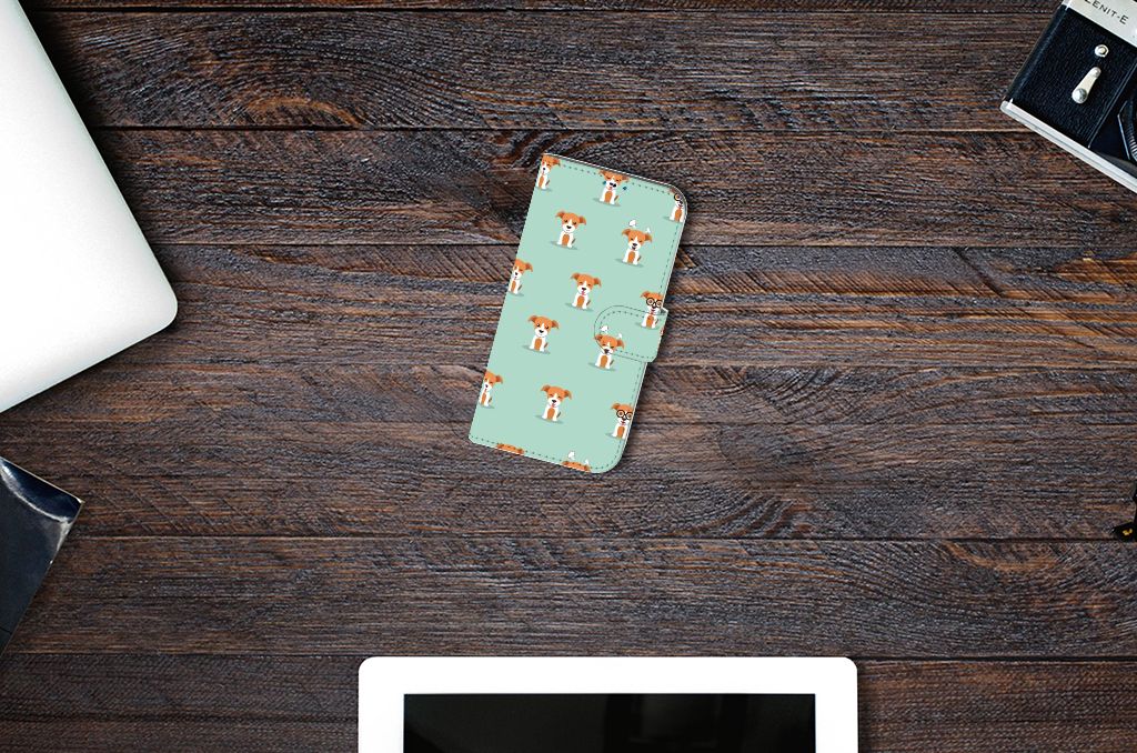 iPhone 14 Pro Telefoonhoesje met Pasjes Pups op houten tafel, uniek design met schattige pups 🐶.